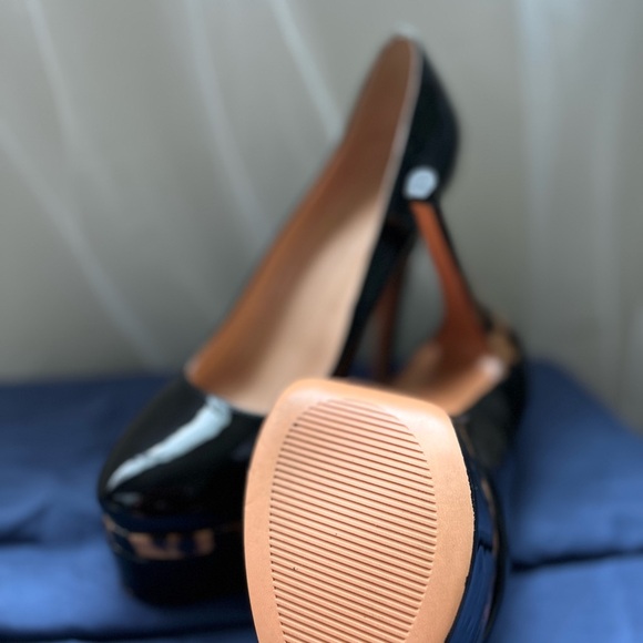 Black high heel pumps never worn outside - Picture 3 of 3